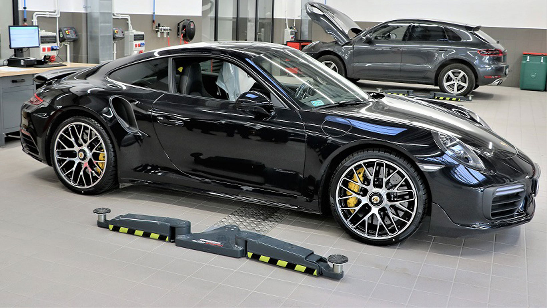 R_Porsche Zentraum Warschau